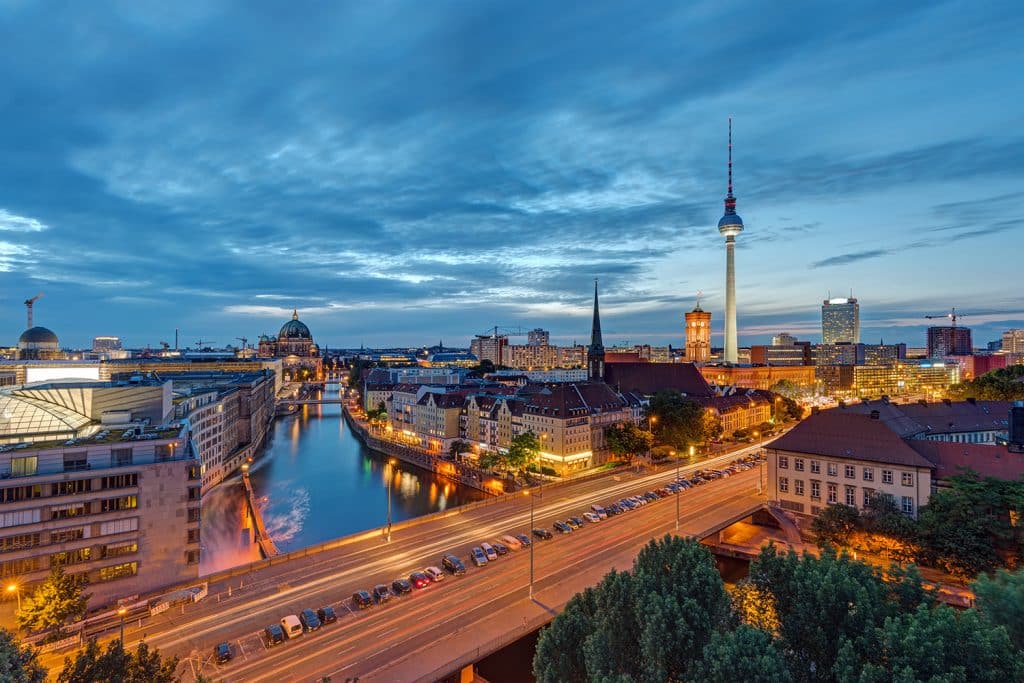 Berlin Skyline mit Fernsehturm – IT-ADAPTED bietet IT-Beratung & Projektmanagement für KMU und Privatpersonen in Berlin, Neuruppin & deutschlandweit